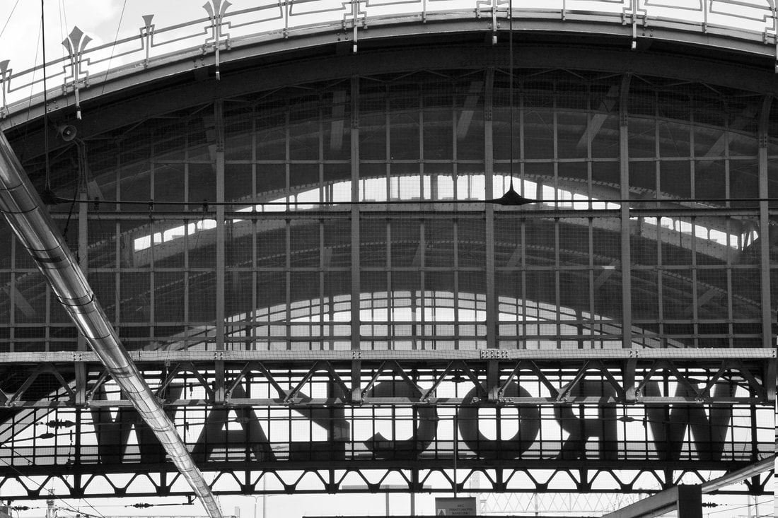 czarno białe zdjęcie dworca kolejowego we Wrocławiu 
