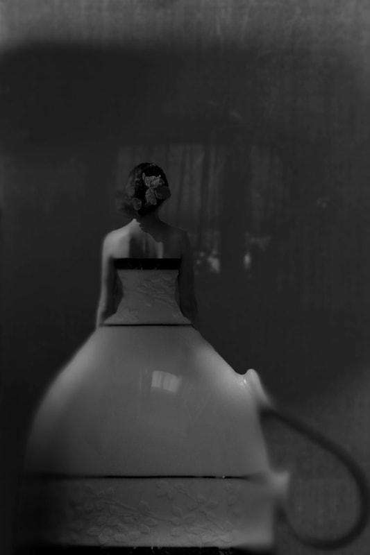 czarno białe zdjęcie kobiety i filiżanki do dekoracji wnętrza